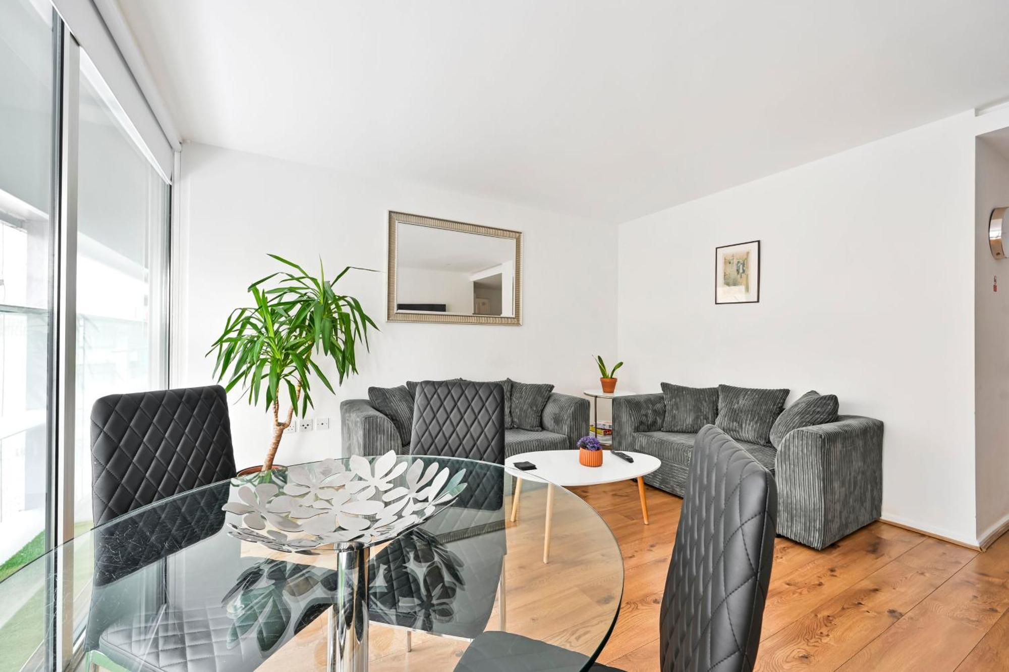 Lovely 2-Bed, Sleeps 6, Near Stratford Station & Abba Voyage, Londra Dış mekan fotoğraf